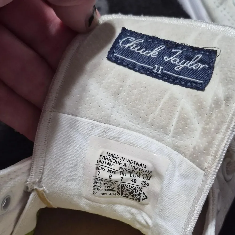 Discontinued Chuck Taylor II Unisex White and Cream Converse Size 7/9